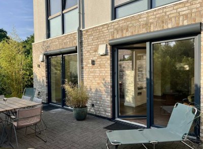 Neuwertige KfW-40 Doppelhaushälfte mit stilvoller Designerausstattung und Garten in bevorzugter Lage