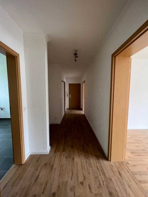 Stilvolle 3-Raum-Hochparterre-Wohnung mit gehobener Innenausstattung mit Balkon in Troisdorf