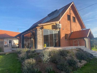 Traumhaftes Anwesen mit Pferdehof und zwei Einfamilienhäusern - Sonne von früh bis spät!