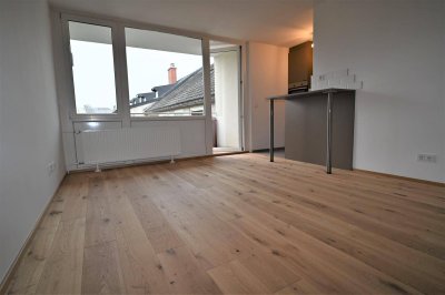 ITZLING I Komplett möblierte Design-Garconniere mit sonnigem Balkon nahe Techno-Z/Bahnhof