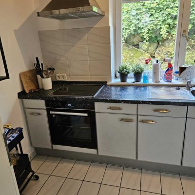 Schöne, gut gelegene 2,5 Zimmer Souterrain-Wohnung mit Terrasse