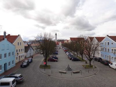 Modernisierte Wohnung mit zwei Zimmern und EBK in Dorfen