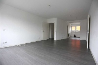 GROßZÜGIGE 4 ZIMMER WOHNUNG IN RUHIGER LAGE MIT OFFENER WOHNKÜCHE UND BALKON UND SANIERTEM BAD