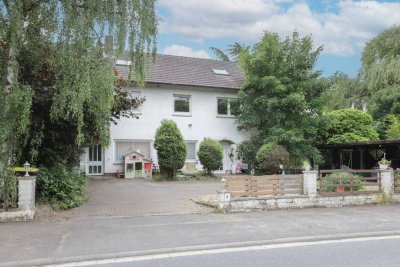 MFH mit 3 Wohnungen, Reitanlage mit Stallungen & 2,6 ha Weideland in Büdingen-Calbach