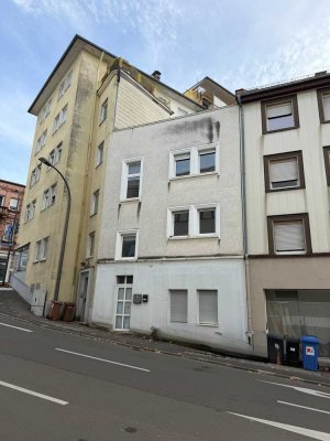 Sanierungsbedürftiges Ein-/Zweifamilienhaus in zentraler Lage