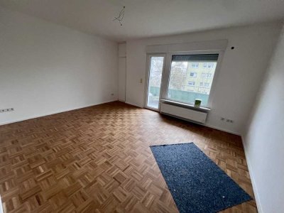 Erstbezug nach Sanierung: freundliche 2-Zimmer-Wohnung mit Balkon nahe Hanauer Landstr