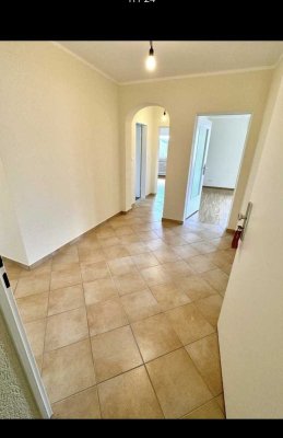 Vollständig renovierte 3,5- 4-Raum-Wohnung mit Balkon und Einbauküche in Niedernhausen