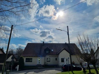 **Stilvolle und ländlich gelegene 3-Zimmer-DG-Wohnung mit EBK in Fürholzen,Nähe Neufahrn b. FS**