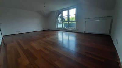 Große 3 Zimmer (102 qm) Dachgeschoss-Wohnung im Zentrum Unterhaching.