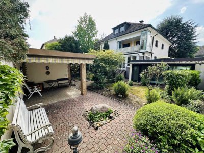 Exklusive Wellness-Villa mit Indoor-Pool, 300 m² Wohnluxus nahe Frankfurt, 2 WE, Garten, Garagen