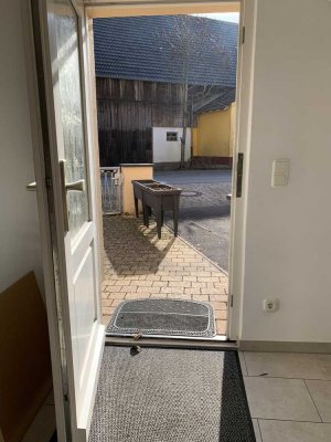 Romantisch gelegen:  Haus mit Kamin, Garten, Garage und großer Scheune.