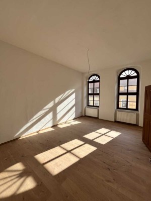 Erstbezug nach Sanierung: Stilvolle 3-Zimmer-Altbauwohnung mit zwei Bädern, Kamin und Balkon