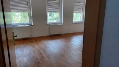 Freundliche und modernisierte 4-Raum-Wohnung mit gehobener Ausstattung in Krefeld