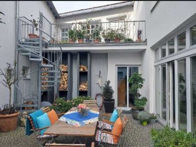 Wohnhaus als Teil einer großzügigen und vielseitig nutzbaren Immobilie im Herzen von Vohenstrauß
