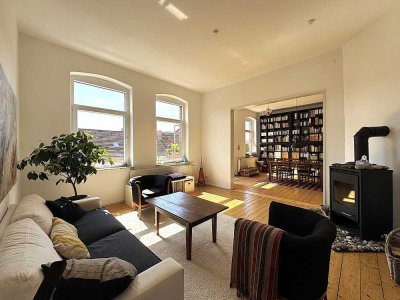 Stilvolle, großzügige 5-Zimmer-Altbauwohnung mit sonnigem Süd-Balkon und Kaminofen