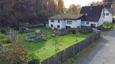 Mit 1.275 m² hundegerecht eingezäunten Grundstück: 2018 modernisiertes EFH in Morsbach-Ellingen
