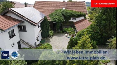 IDYLLISCH UND ROMANTISCHE 3-SEIT HOFSTELLE 
MIT FERIENWOHNUNG, TIERHALTUNG GEEIGNET