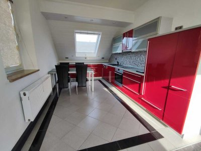 Schöne Dachgeschoss-Wohnung mit moderner Einbauküche-neuer Preis!!!