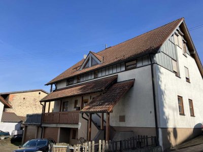 Großes Zweifamilienhaus mit Werkstatt, Scheune und Garagen in Schönbrunn