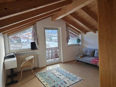 Preiswerte 3,5-Raum-Dachgeschoss-WG mit gehobener Innenausstattung mit Balkon und EBK in Wallgau