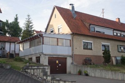 Teilweise modernisierte Doppelhaushälfte in attraktiver Wohngegend!