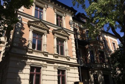 EXKLUSIVE 3-Z-WOHNUNG mit Balkon, EBK und originalem Stuck in einer historischer Villa am Park