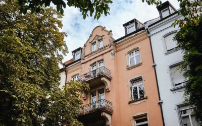 Denkmalschutz: Charmante 4-Zimmer-Altbauwohnung mit Balkon in bester Lage