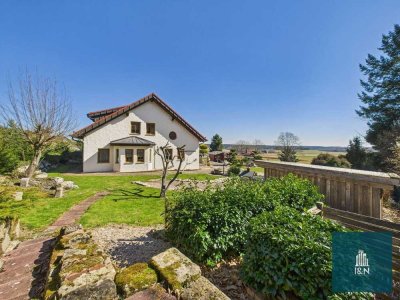 EINMALIG - Imposante Villa im Landhausstil mit Fernblick in die Natur und eigener Zufahrt