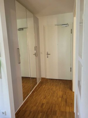 Stilvolle, neuwertige 2-Raum-Erdgeschosswohnung mit Garten und EBK in Frankfurt am Main