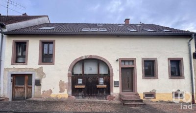 Zweifamilienhaus mit Potenzial: teils modernisiert