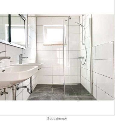 Helles WG Zimmer in stilvoll modernisierter Drei-Zimmer-Wohnung in der Augsburger Innenstadt
