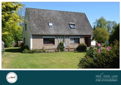 Sehr gepflegtes Zweifamilienhaus mit Doppelgarage und Carport auf großem Grundstück