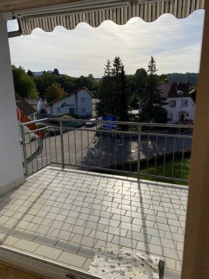 Neuwertige, Helle 2,5 Zimmer Wohnung mit Balkon und Einbauküche