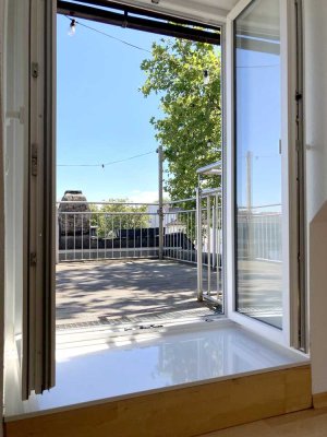 Lichtdurchflutete Dachgeschosswohnung mit Dachterrasse im Klinikviertel