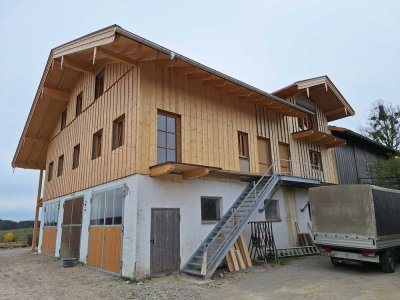 Stilvolle 3-Zimmer-Dachgeschosswohnung mit gehobener Innenausstattung in Kleinhelfendorf