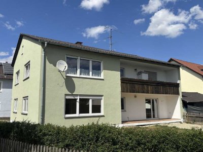 Zweifamilienhaus in zentraler Lage in Ergoldsbach -  mit vermietetem Obergeschoss und großem G