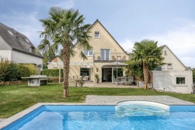 Freistehendes Einfamilienhaus mit Pool, Palmen und lichtdurchfluteten Wohnräumen
