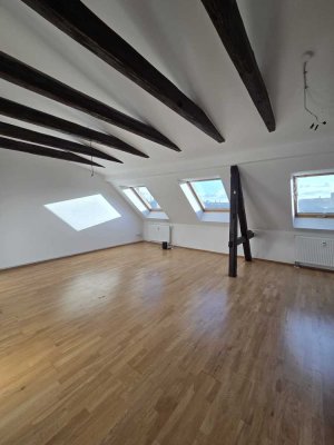 Stilvolle, traumhafte Dachgeschosswohnung im Graphischen Viertel