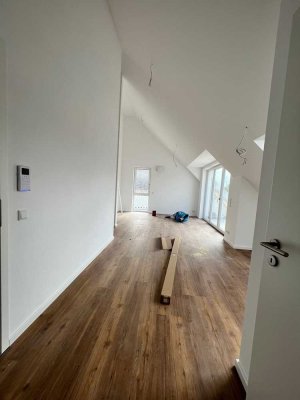 Erstklassige Lage IN-Gerolfing: DG-Wohnung mit zwei Zimmern sowie Balkon und EBK