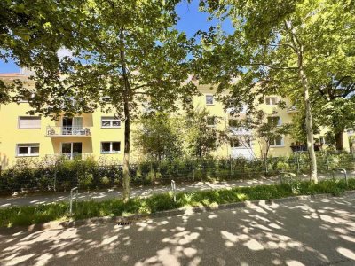 Große 4 Zimmer Wohnung im 1.OG, bezugsfrei, 2x Balkon, Keller, inkl. Stellplatz im sanierten Haus
