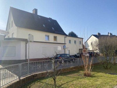 Besondere Immobilie,  ein Einfamilienhaus und ein Wohnhaus mit einer Gewerbeeinheit
