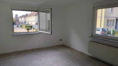 Erstbezug nach Sanierung: Helle 2-Zimmer-Altbauwohnung mit Balkon, Garage & Blick auf den Kirchplatz