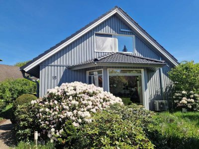 Leben im Grünen - Architekten-Holzhaus in bester Lage Holms - ohne Courtage