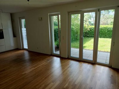 Geschmackvolle 2-Raum-EG-Wohnung mit gehobener Innenausstattung mit Balkon und EBK in Karlsfeld
