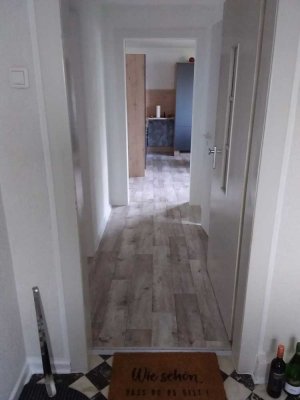 2-Zimmer-DG-Wohnung mit Wohnküche inkl. Küchenzeile in ruhiger Lage