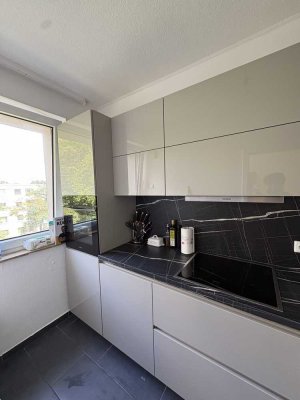 Freundliche 3-Zimmer-Dachgeschosswohnung mit 2x Balkon und EBK in Duisburg