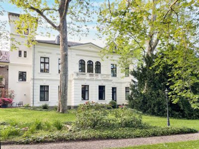 Stilvolle 3-Zimmer-Dachgeschosswohnung in denkmalgeschützter Villa in Rheinlage
