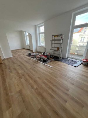 Zentrale, helle 4-Zi-Whg mit Balkon - Erstbezug nach Sanierung!