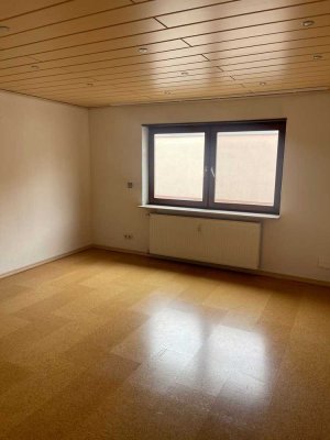modernisierte 2,5-Zimmer-Wohnung in Weisenheim am Sand