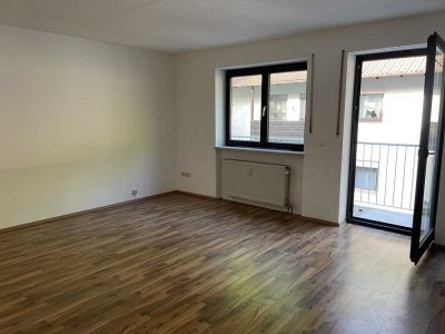 Attraktive und modernisierte 1-Raum-Wohnung mit Balkon und Einbauküche in Tann